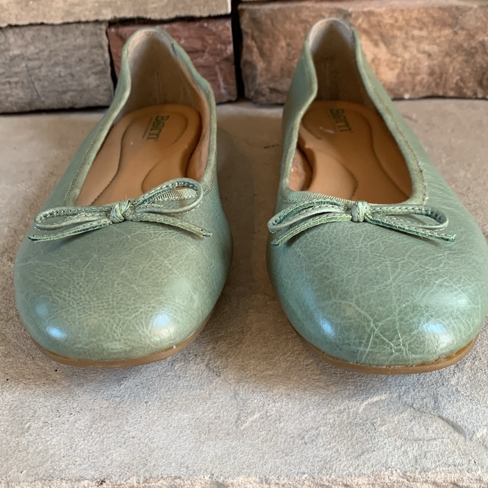 Born sz 9.5 soft green leather flats with bows - Picture 3 of 9